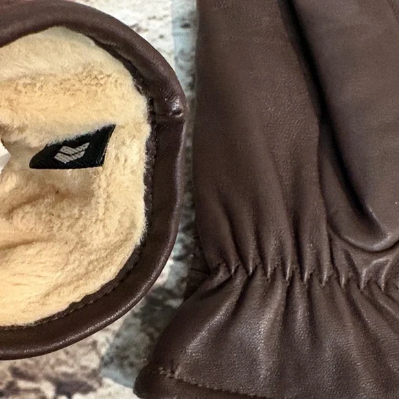 Isotoner Classic Brown Leather Gloves - Picture 7 of 8